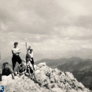 Photo590748746945_inner_90-351-641-351-90-796-673-796